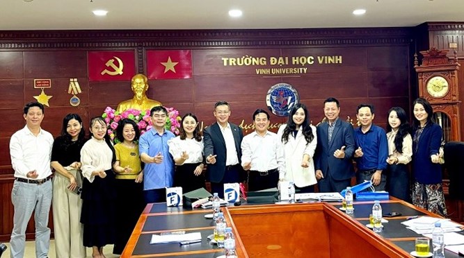 Nhà xuất bản Đại học Vinh làm việc với lãnh đạo Viện FNF Việt Nam về hợp tác xuất bản sách và các vấn đề liên quan