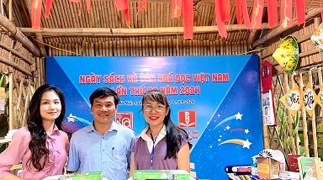  Nhà xuất bản Đại học Vinh tổ chức thành công hoạt động trưng bày và giới thiệu sách tại Hà Nội
