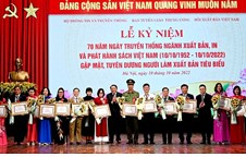 Đồng chí Nguyễn Hồng Quảng được nhận bằng khen của Ban Tuyên giáo Trung ương
