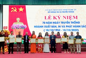  Đồng chí Cao Thị Anh Tú được Chủ tịch UBND tỉnh tặng Bằng khen vì đã có thành tích xuất sắc trong quá trình xây dựng và phát triển ngành Xuất bản, In và Phát hành tỉnh Nghệ An